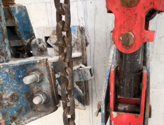 爬架電動葫蘆和附墻支座、提升支座之間的位置關系